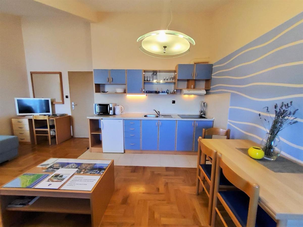 Apartments Petra I Karlo Torrette Eksteriør billede